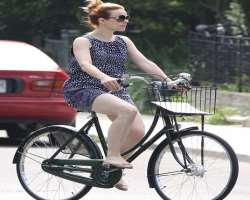 The actress actually prefers to ride a bike or take a bus to conserve energy and also does not own a car. She learned to drive following a bike accide